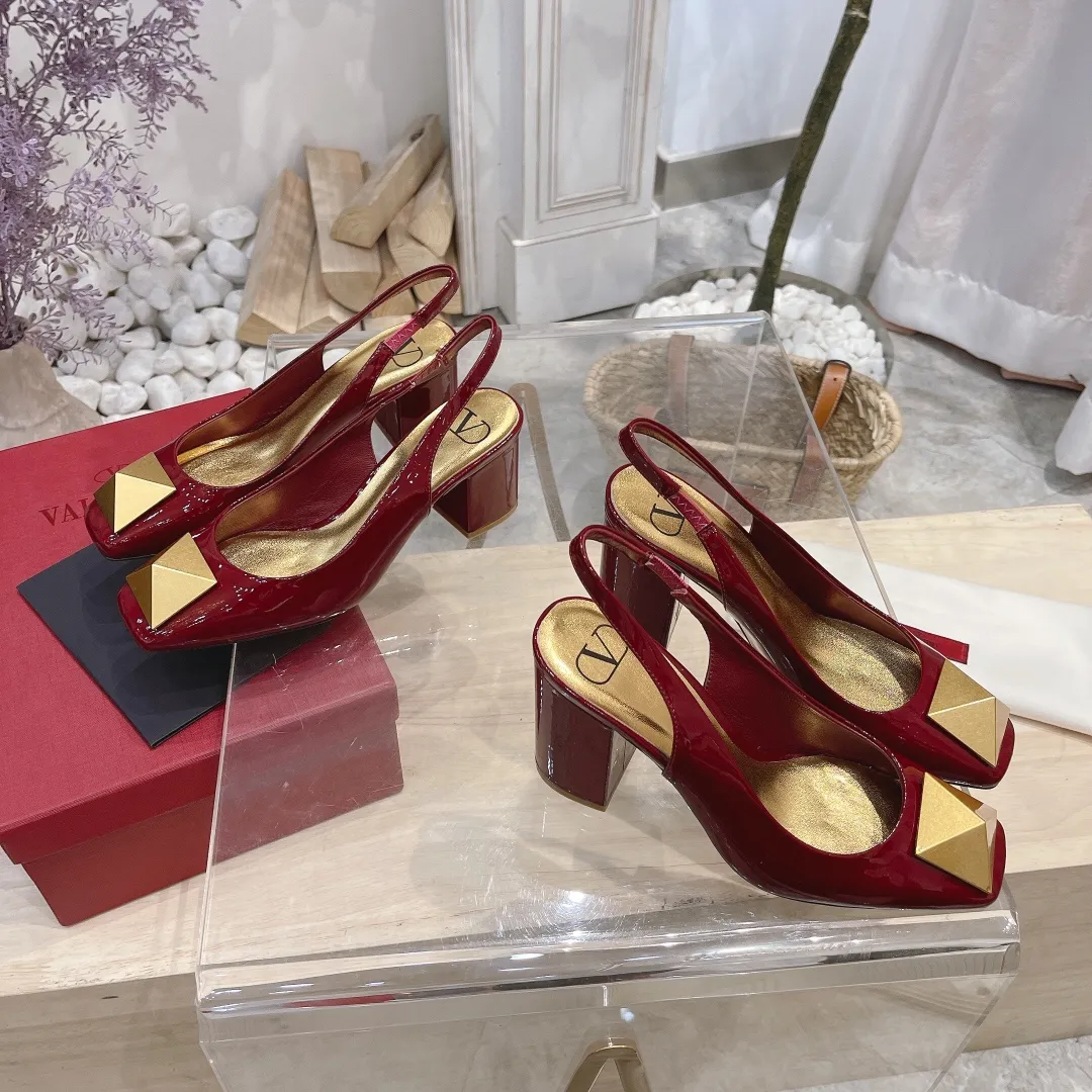 👟👟Ex-factory price 440👟👟 Genuine leather sole +40 Valentino Valentino 2023 spring and summer new product [Pyramid] large spike shoes are new☑️ ———————————— Valentino Garavani’s classic “Roman Stud” series debuts in a new interpretation! The latest golden big rivet element is full of high-end sense! Extremely fashionable ~ Upper: Original custom-made cow patent leather Lining: Original high-gloss imported sheepskin lining Outsole: Italian genuine leather Outsole: Wear-resistant rubber sole Size: 34-42 (34 and 42 are custom-made and non-refundable) Heel height: [8.5cm] - [6cm] (2 heel height options)